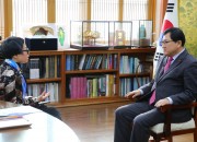 1. 베트남 국영방송 VTV기자와 인터뷰하는 주낙영 경주시장(오른쪽) (1)