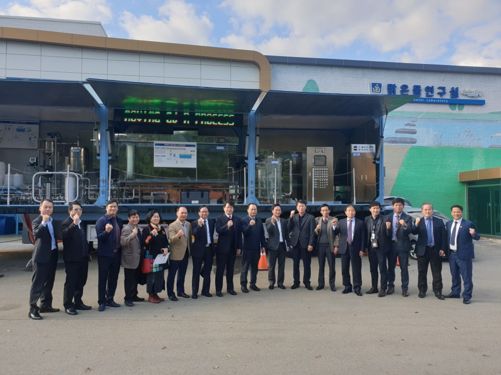 1. 좌측 칠곱번째부터 선하그룹 관계자, 이영석 경주시 부시장, 응엔만_ 동아인구 인민위원회 부위원장