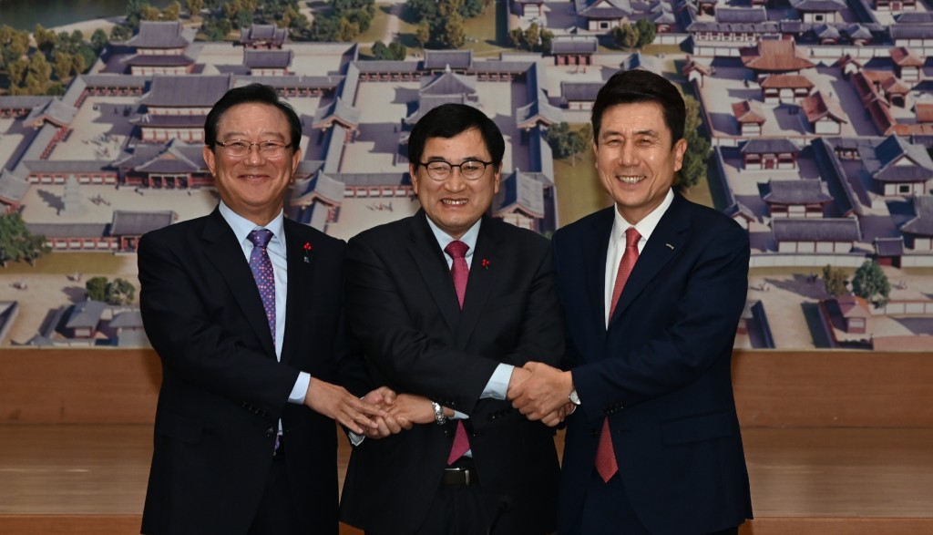 1. 해오름동맹 2019 하반기 정기회(좌측부터 송철호 울산시장, 주낙영 경주시장, 이강덕 포항시장이 활짝 웃고 있다) (1)