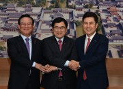 1. 해오름동맹 2019 하반기 정기회(좌측부터 송철호 울산시장, 주낙영 경주시장, 이강덕 포항시장이 활짝 웃고 있다) (1)