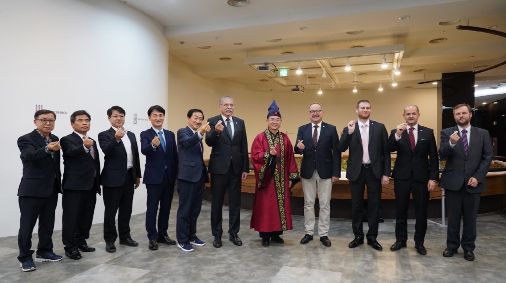 10월25일 졸트 네메트 헝가리 국회 외교위원장(우측 4번째)일행이 이철우 경북도지사(우측 5번째)와 경주타워에서 면담을 가진 후 기념촬영을 하고 있다