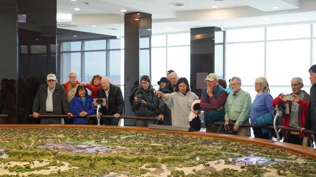 10일 미국에서 온 단체관람객들이 경주타워를 방문해 신라왕경AR을 둘러보고 있다.