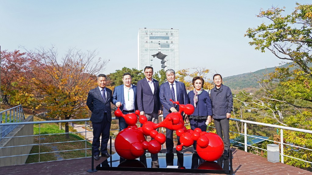 1일 러시아 사하공화국 친선교류단이 솔거미술관 테라스에서 기념촬영을 하고 있다.(오른쪽 세번째가 지르코프 제1부의장)