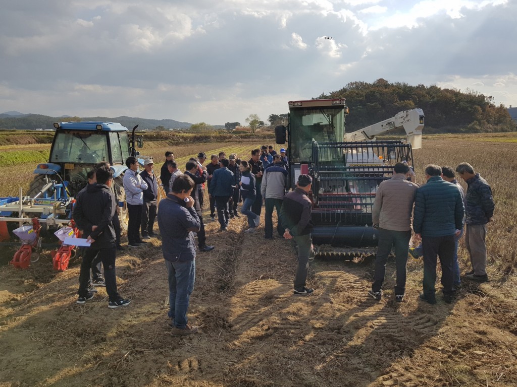 2. 경주시, 논 콩 기계화를 위한 파종·수확 시연회 개최
