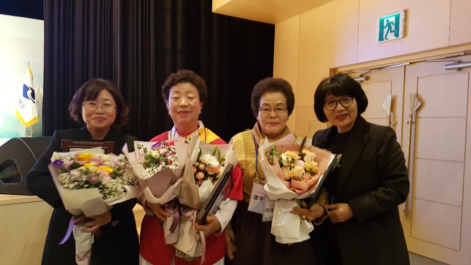 2. 사진 왼쪽부터 공로상 김노심 교사, 편지쓰기 최우수상 서위자씨, 대상 박태현씨.