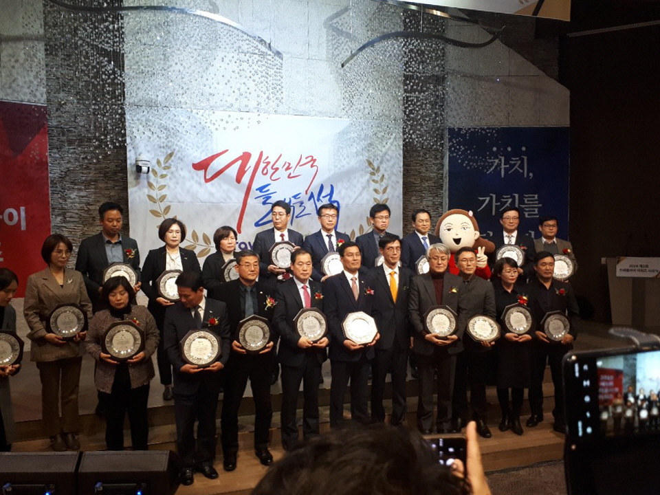 2. 앞줄 우측 첫번째 김재익 관광컨벤션과 3대문화권 TF팀장