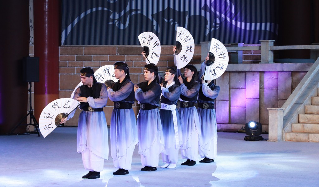 2일 경주엑스포 백결공연장에서 천신무예 공연단이 화려한 부채춤 군무를 선보이고 있다