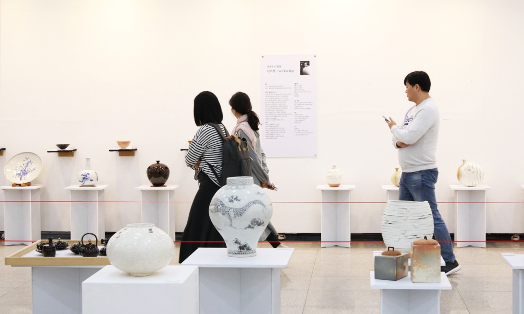 4일 경주엑스포 문화센터 1층에서 열리고 있는 '경북도 우리시대 도예 명인 7인 전'의 작품을 감상하는 관람객들
