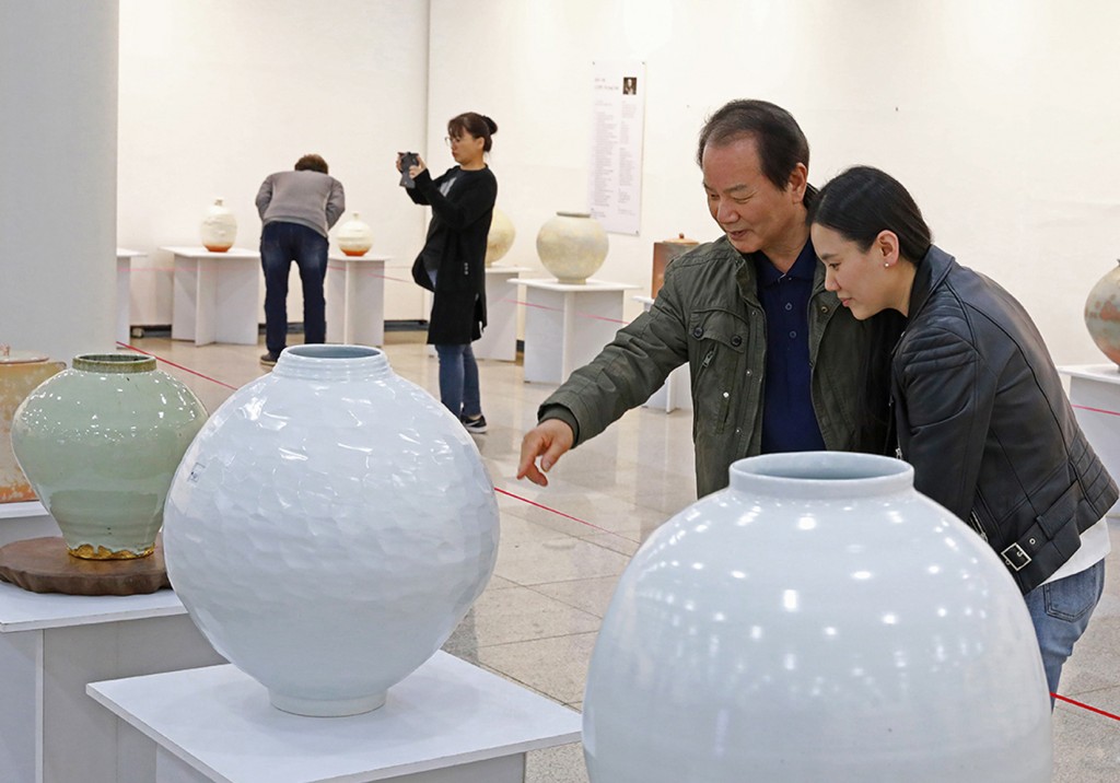4일 경주엑스포 문화센터 1층에서 열리고 있는 '경북도 우리시대 도예 명인 7인 전'의 작품을 관람객들이 주의깊게 관람하고 있다