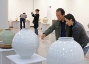 4일 경주엑스포 문화센터 1층에서 열리고 있는 '경북도 우리시대 도예 명인 7인 전'의 작품을 관람객들이 주의깊게 관람하고 있다