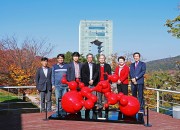 5일 전유택 평양과학기술대학 총장(우측3번째)일행이 경주엑스포를 방문해 솔거미술관 앞에서 기념촬영을 하고 있다