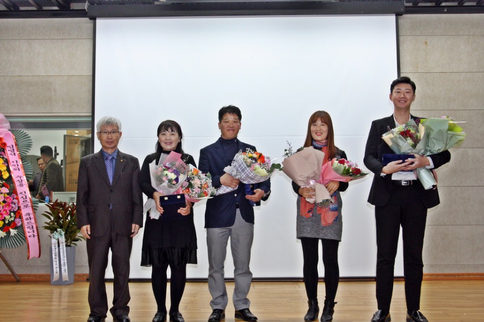 6. 경주 문인협회‘이종수’시인, 경주 드론 발전 성금 쾌척(왼쪽에서 세번째 이종수 시인, 제11회 강원문학 신인상 영예를 안았다).