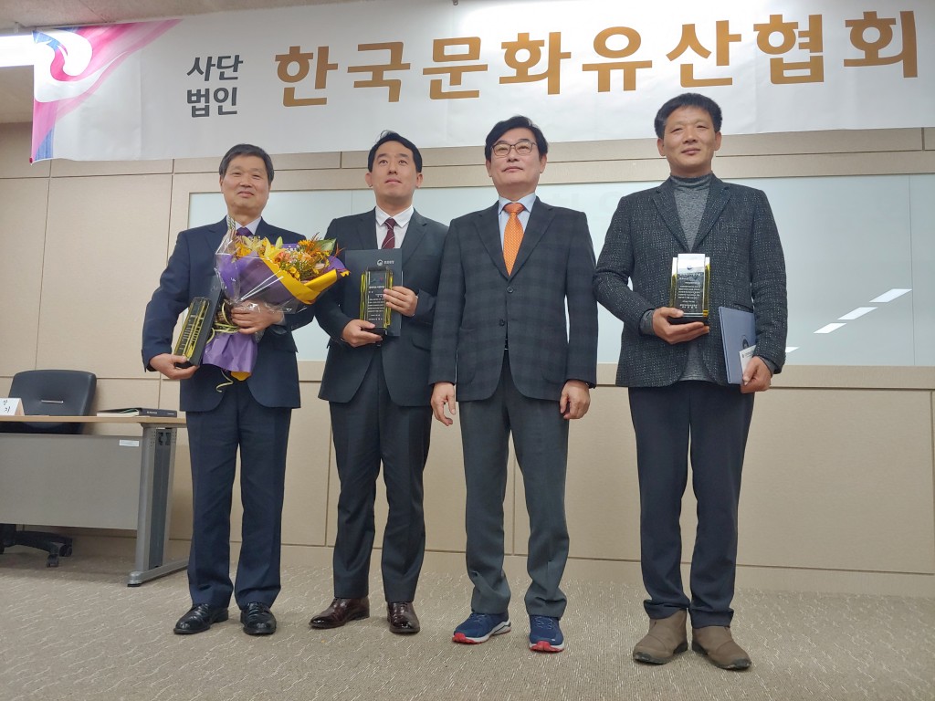 6. (재)신라문화유산연구원, 문화재조사연구 부문 대상(문화재청장상) 수상(왼쪽 첫번째 박방룡 연구원장)