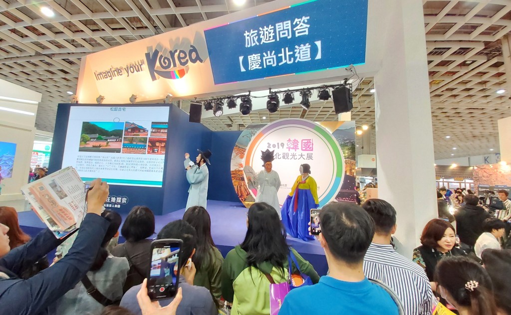 경북의 우수한 전통문화상품을 홍보하고 있다