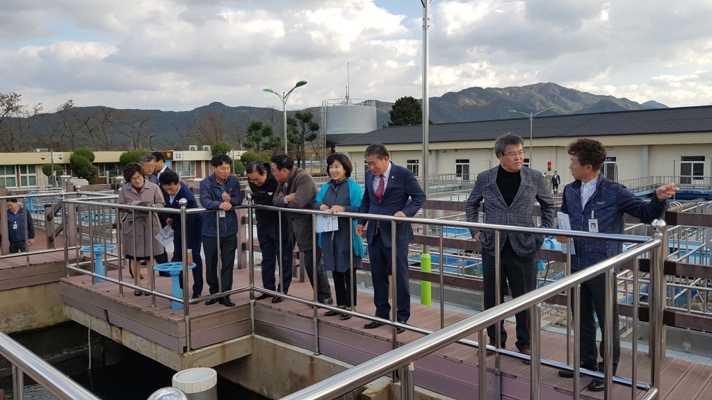 경제도시위원회 위원들이 탑동정수장 현장점검을 실시하고 있다.
