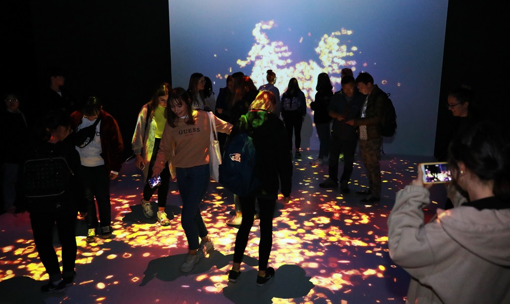 경주엑스포를 방문한 외국인 학생들이 '찬란한 빛의 신라(타임리스 미디어아트)' 전시관에서 반응형 아트를 체험하고 있다