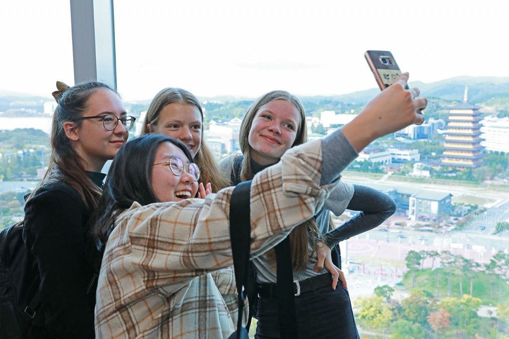 경주엑스포를 방문한 외국인 학생들이 한국학생과 사진을 찍으며 즐거운 시간을 보내고 있다.