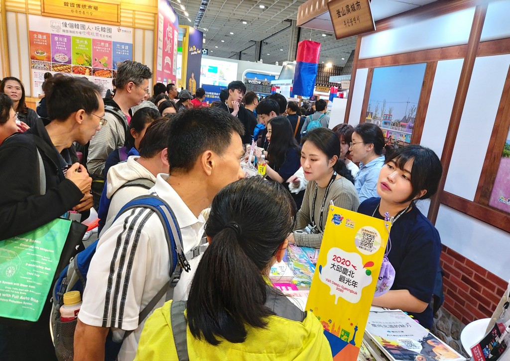 관람객들에게 경북관광상품을 홍보하고 있다