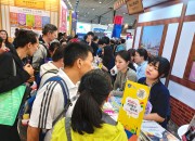 관람객들에게 경북관광상품을 홍보하고 있다