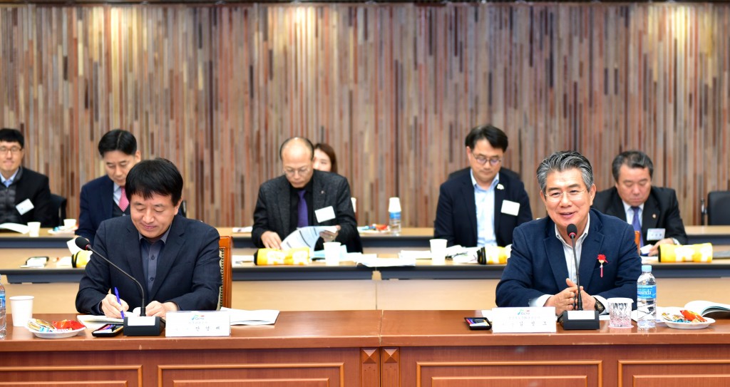 김성조사장이 사업추진계획을 발표하고 있다(왼쪽 안영배 한국관광공사 사장)