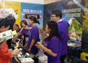 박람회에서 경북 관광상품을 홍보하고 있다-1