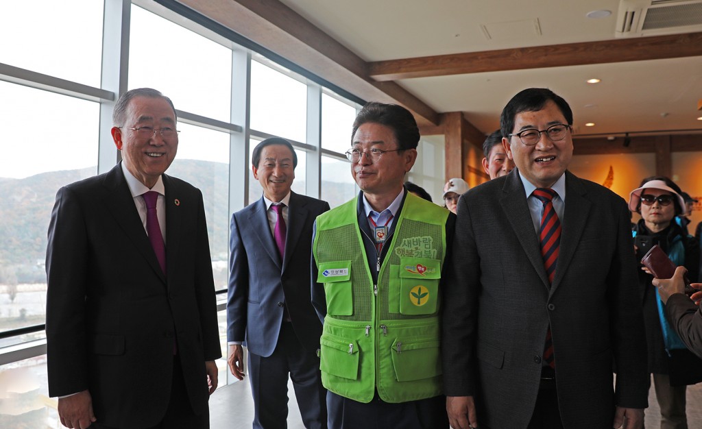 반기문 전 un사무총장은 12일 이철우 경북도지사, 주낙영 경주시장과 함께 경주엑스포를 방문했다.