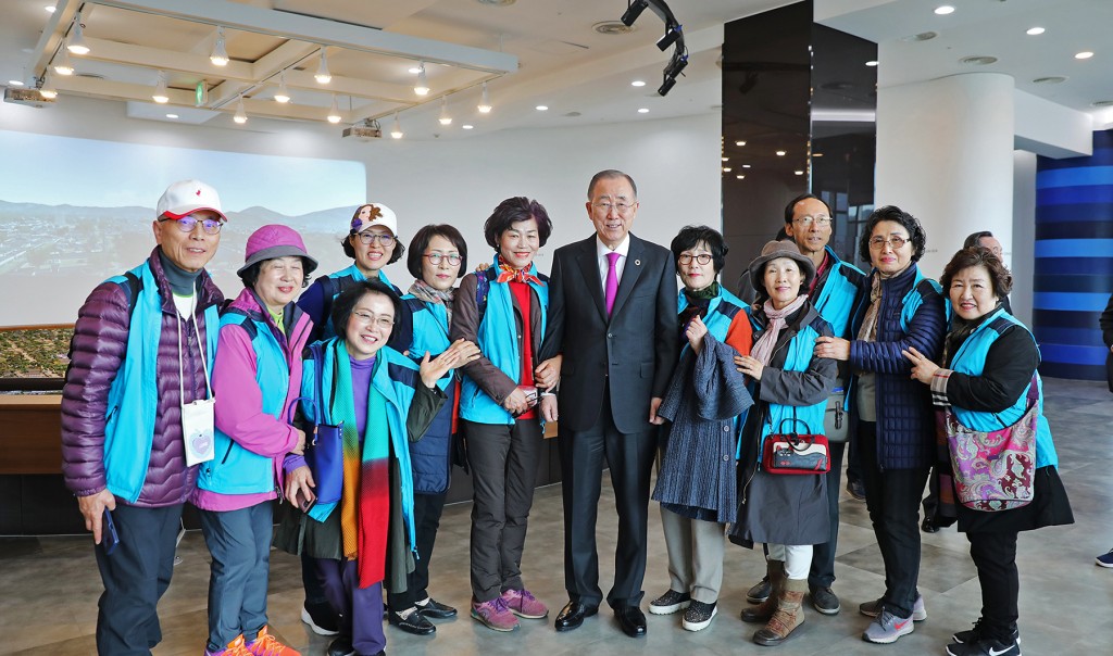 반기문 전 un사무총장이 경주세계문화엑스포를 방문해 관람객들과 사진촬영을 하고 있다