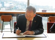 반기문 전 un사무총장이 경주세계문화엑스포를 방문해 방명록을 남기고 있다