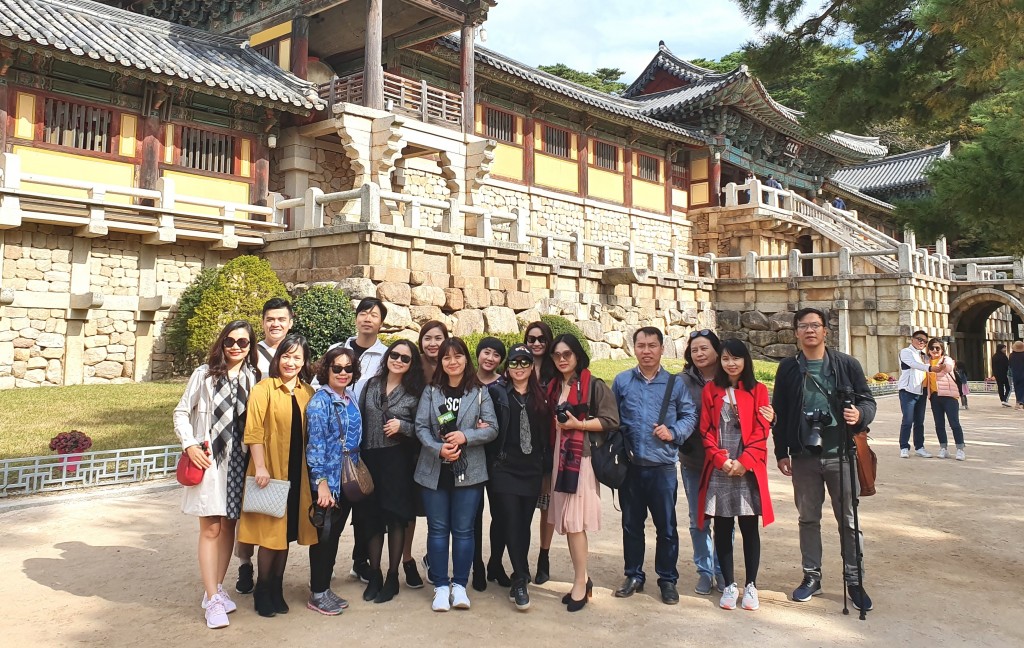 불국사를 답사하고 있다