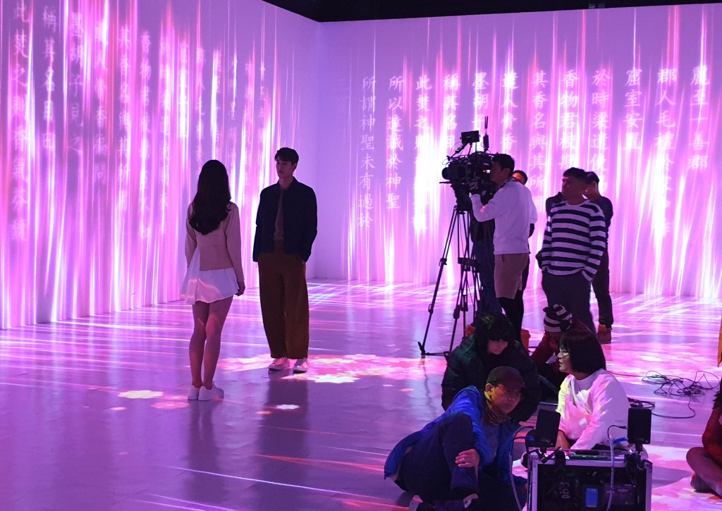 엑스포에서 촬영을 하고 있다