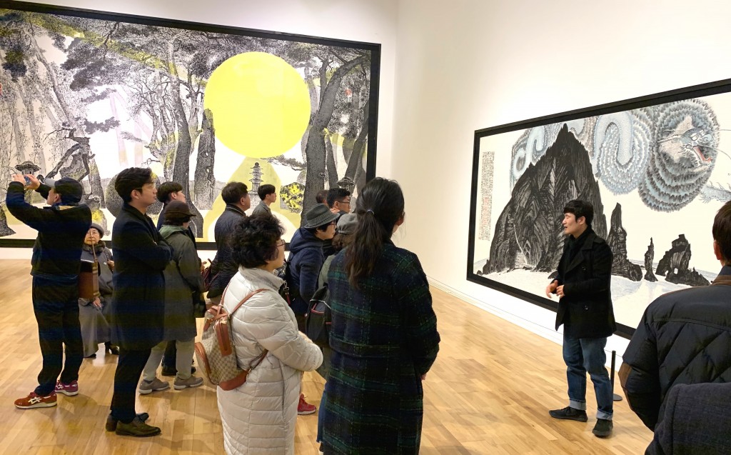 임직원들이 솔거미술관에서 작품설명을 듣고있다