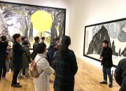 임직원들이 솔거미술관에서 작품설명을 듣고있다