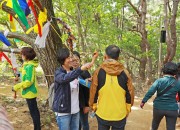 전국 최초 맨발 전용 둘레길인 '비움 명상길' 사랑나무 아래서 운기봉을 체험 중인 관광객들
