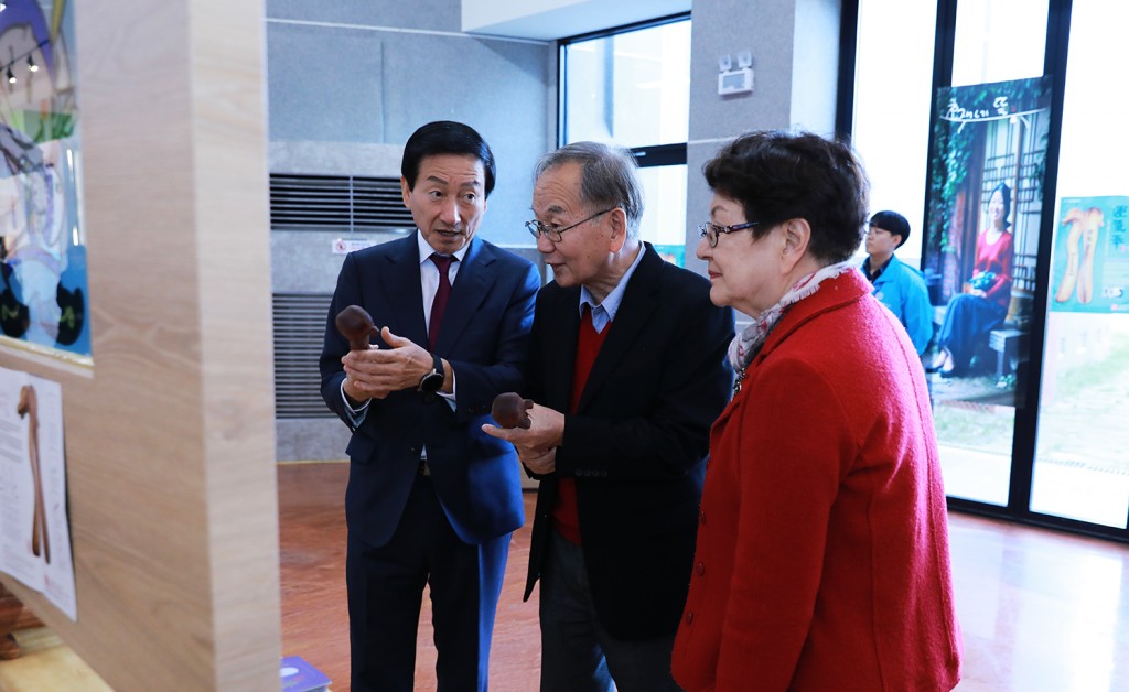 전유택 평양과학기술대학 총장(우측 2번째)이 운기봉에 관심을 갖고 류희림 사무총장에게 설명을 듣고 있다