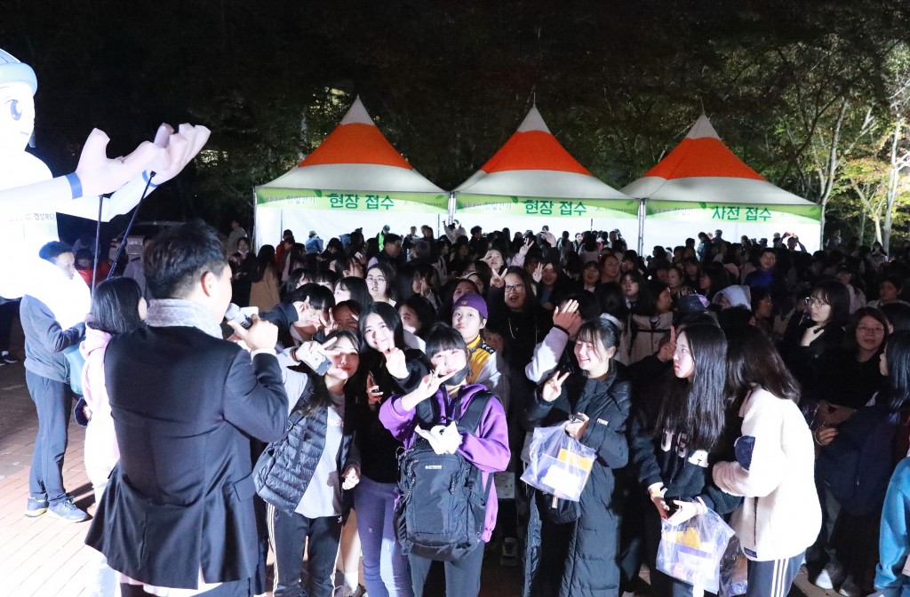 지난달 참가자들이 퀴즈이벤트를 하고있다