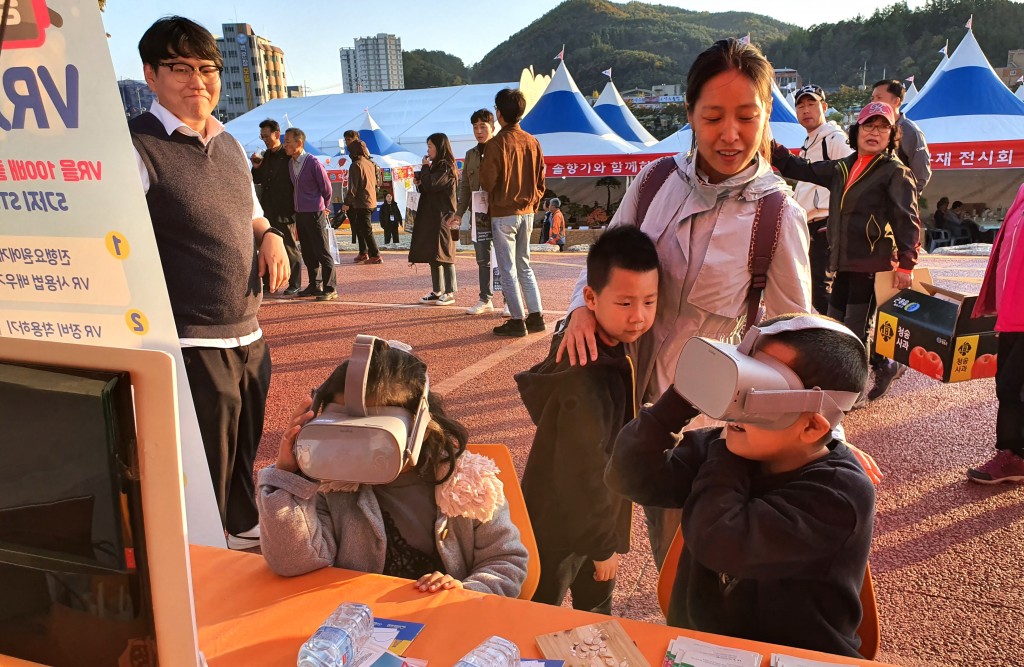 참가어린이들이 가상체험을 하고 있다
