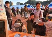 참가어린이들이 가상체험을 하고 있다