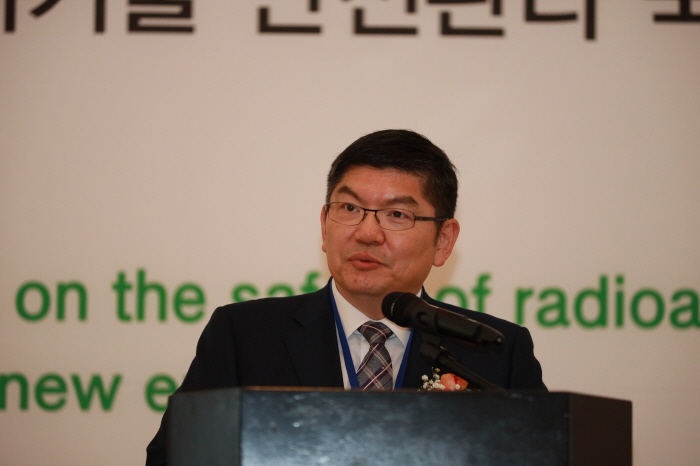 [크기변환]한국원자력환경공단 차성수 이사장이 제6차 방사성폐기물 안전관리 국제 심포지엄 환영사를 하고있다.2