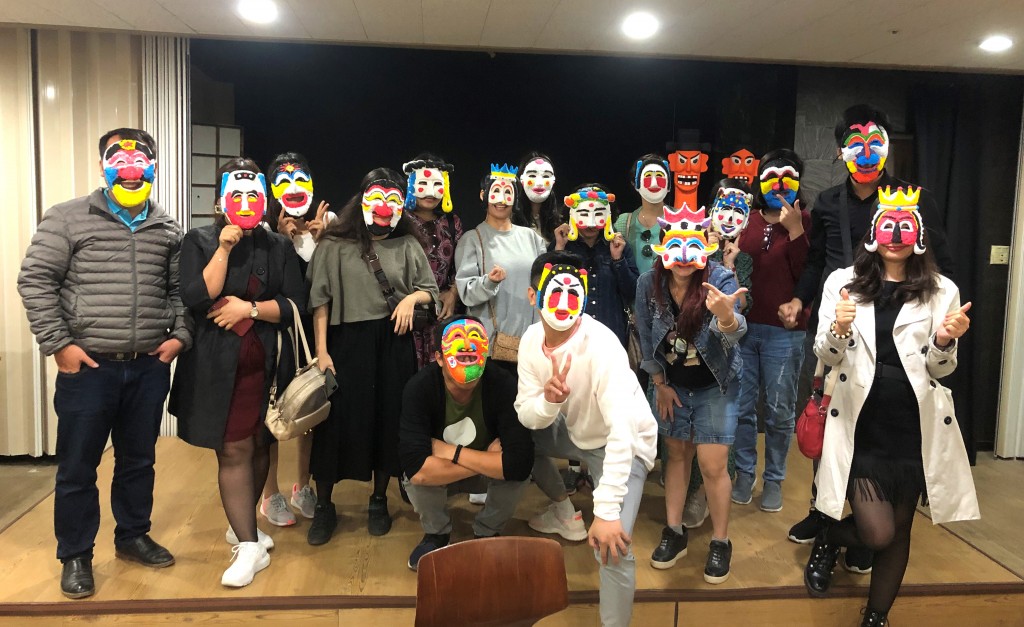 하회탈을 체험하고 있다