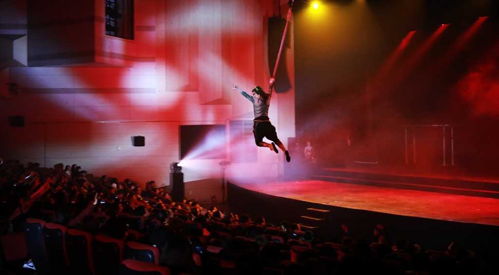 확장된 와이어를 통해 관객석 위를 날아다니는 공연을 펼치고 있는 '인피니티 플라잉' 의 배우와 환호하는 관람객 (1)