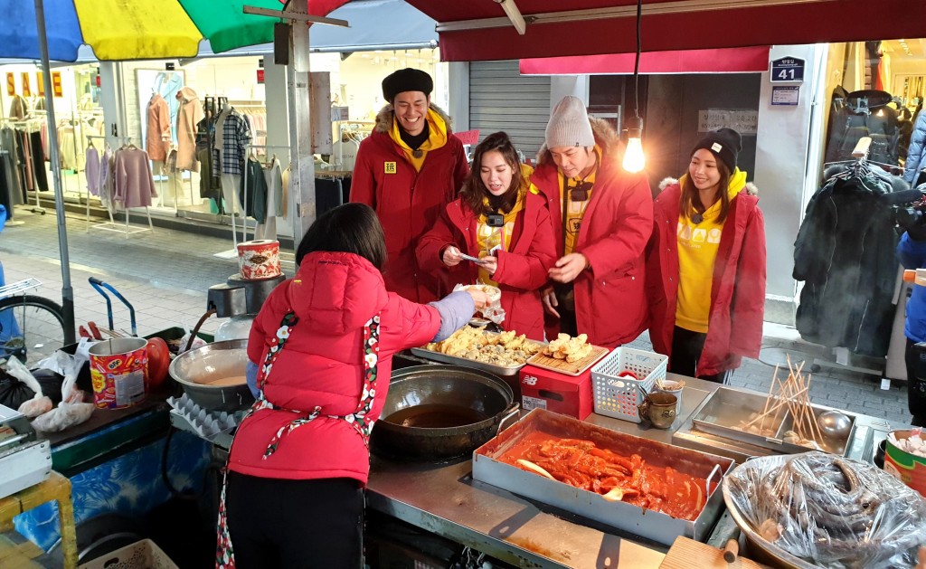 안동구시장에서 촬영을 하고 있다