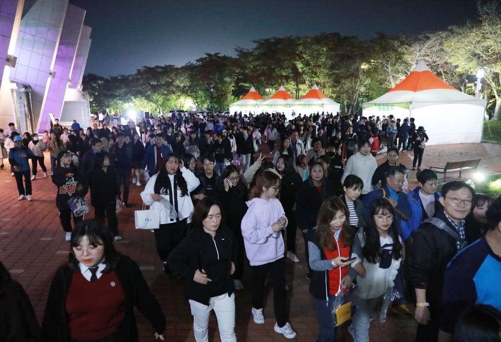 지난달 참가자들이 보문호반힐링걷기를 하고 있다 (1)