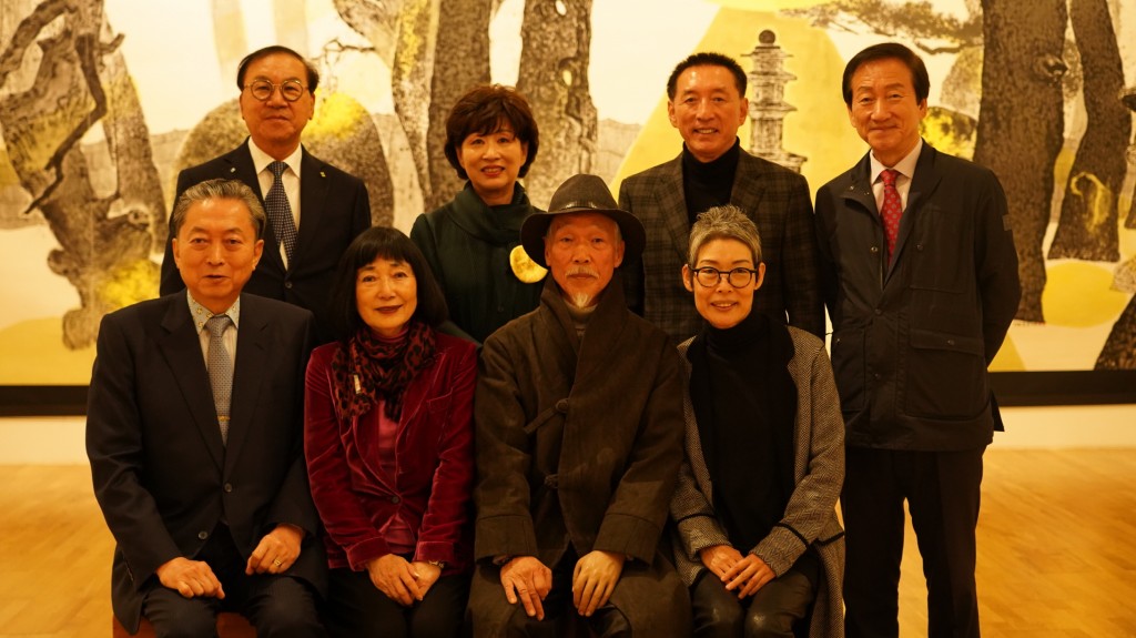 하토야마 유키오 전 일본 총리(앞줄 왼쪽 첫번째)가 경주엑스포를 둘러본 후 솔거미술관에서 기념촬영을 하고 있다