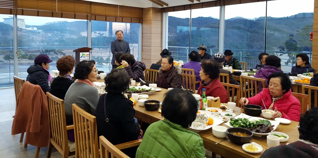 휴그린골프클럽에서 목욕봉사 후 식사를 대접하고 있다