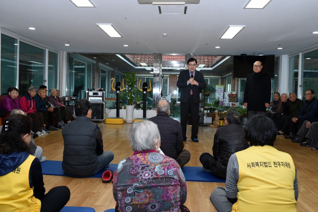 1. 설 명절을 맞아 주낙영 경주시장이 복지시절을 방문해 어르신들께 안부를 여쭈고 있다 (4)