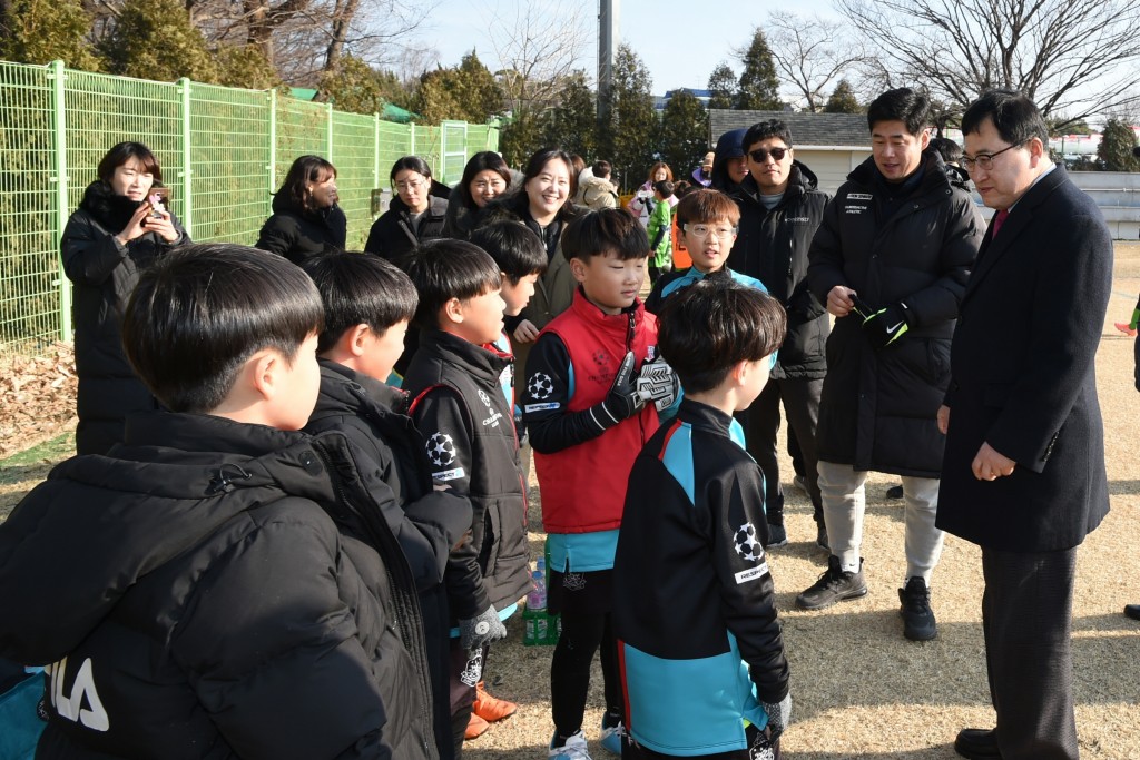 주낙영 경주시장이 경주컵 2020 유소년축구대젠이 열리는 축구공원을 찾아 선수단과 학부모를 격려하고 있다(2)