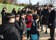 주낙영 경주시장이 경주컵 2020 유소년축구대젠이 열리는 축구공원을 찾아 선수단과 학부모를 격려하고 있다(2)