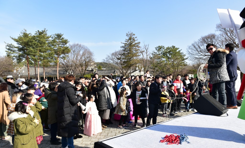 지난해 설연휴 호반광장에서 관광객들이 이벤트를 즐기고 있다