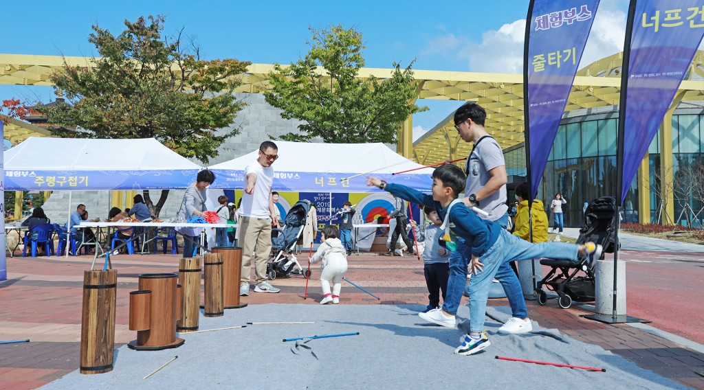 지난해 열린 '2019경주세계문화엑스포' 행사에 참여한 관광객이 투호던지기 체험을 하고 있다 (1)