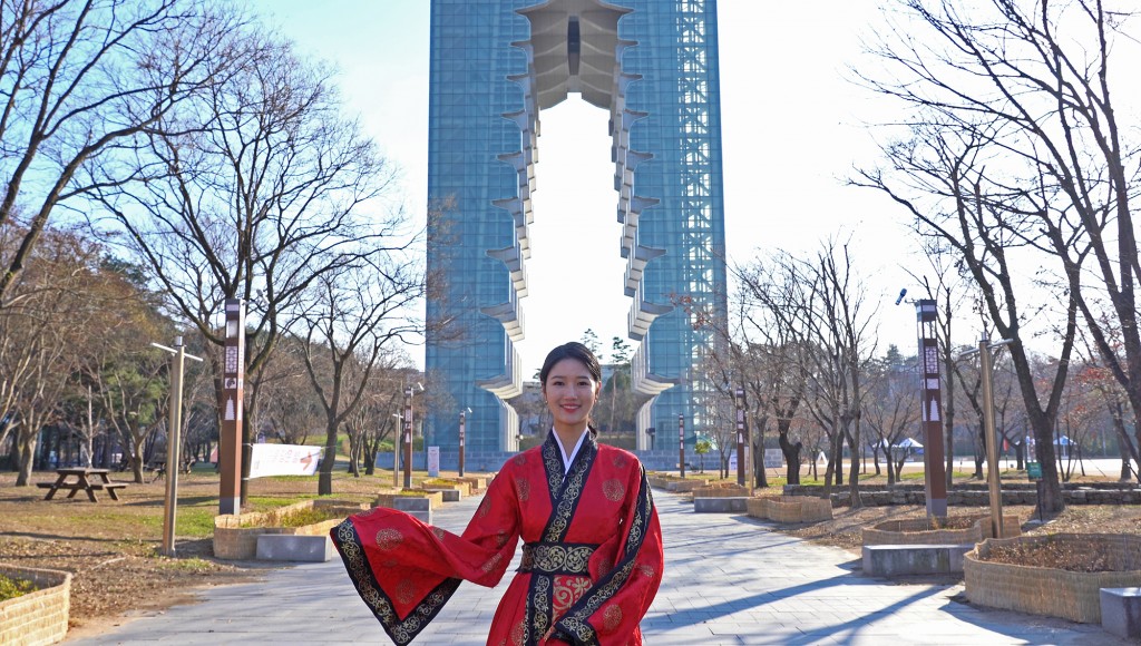 지난해 12월 경주엑스포 공원을 방문한 슈퍼모델 장원진 씨가 경주타워 앞에서 홍보영상을 촬영하고 있다.